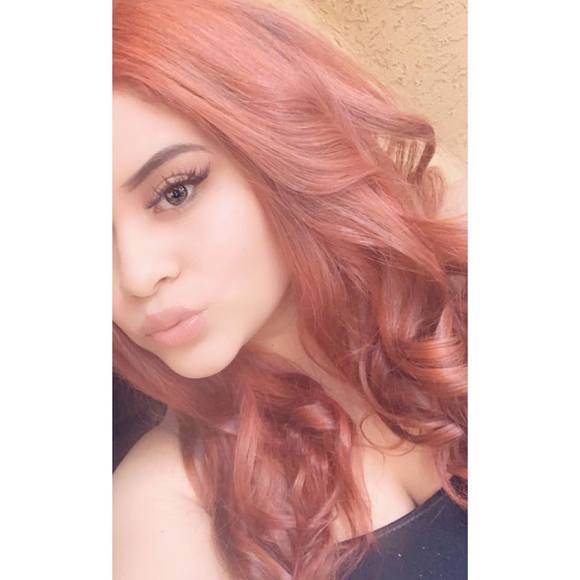 Profile Picture of Alexia Mazon (@alexiac1998) on Poshmark