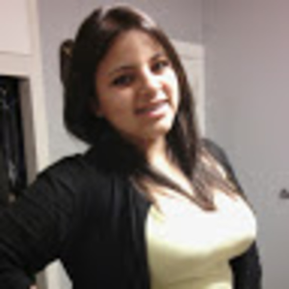 Profile Picture of Claribel Guzman (@claribelphs2013) on Poshmark