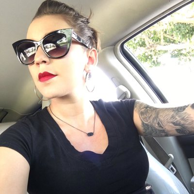 Profile Picture of Lorena Miller (@paperbackwife) on Twitter