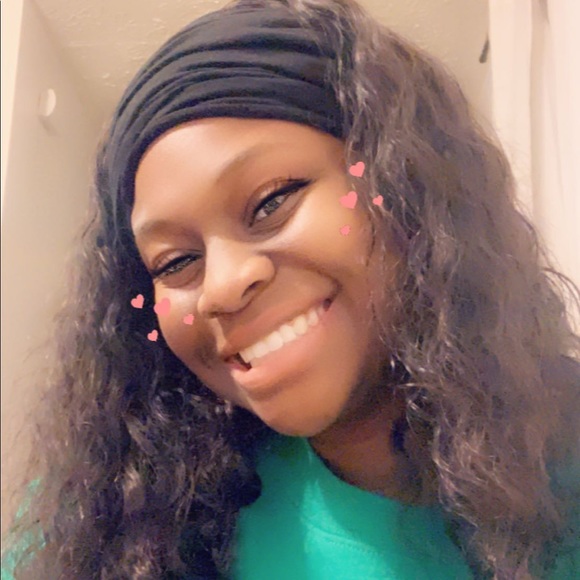 Profile Picture of Gabrielle Allder (@gallder) on Poshmark