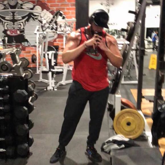 Profile Picture of Eron Leal (@eron15) on Poshmark
