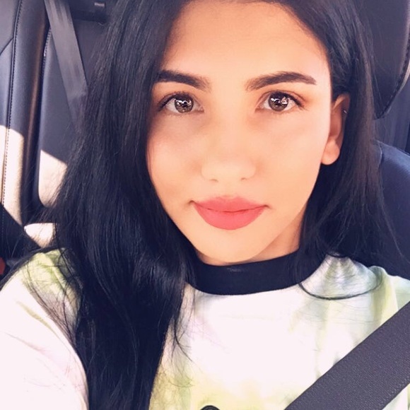 Profile Picture of Nicole Peraino (@nicoleperaino) on Poshmark
