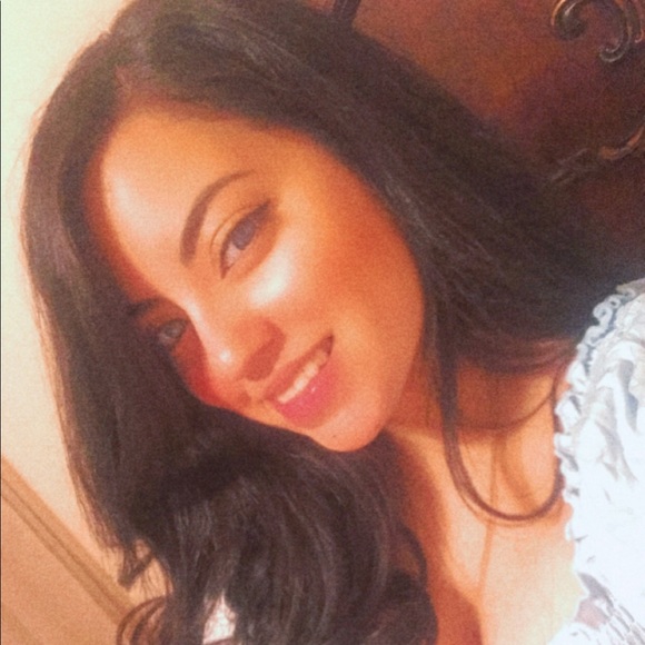 Profile Picture of Fabiola Cabrera (@fabiolacabrera) on Poshmark