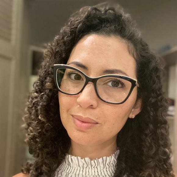 Profile Picture of Andreia Gibbons (@andreiagibbons) on Poshmark