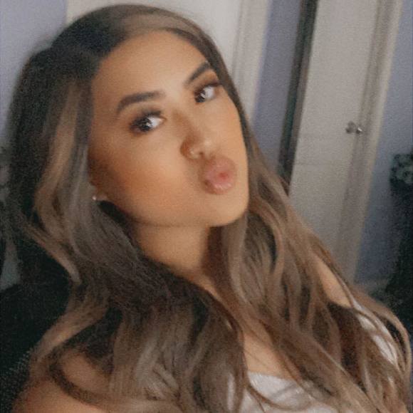 Profile Picture of Nicole Bollozos (@ncbollozos13) on Poshmark