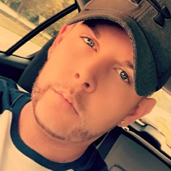 Profile Picture of Robert Hazlette (@roberthazlette) on Poshmark