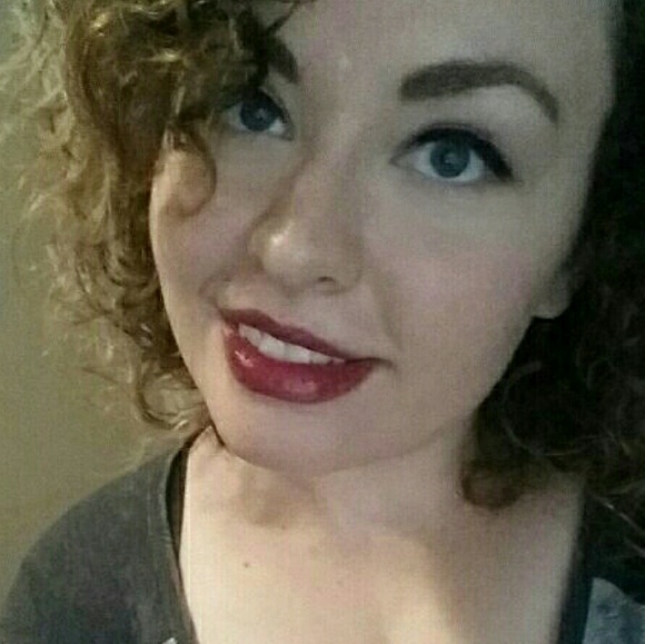 Profile Picture of Whitney Gull (@whitneyylaroo) on Poshmark