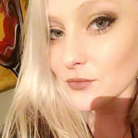 Profile Picture of Natalie Rives (@nrives) on Poshmark