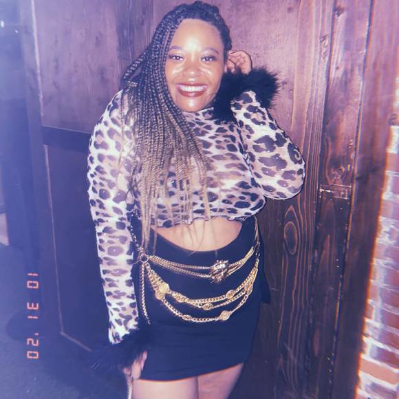 Profile Picture of Danielle Pullen (@pinkpoodlepom) on Poshmark