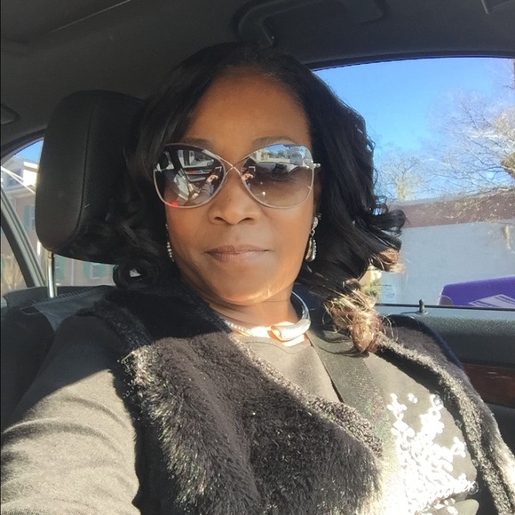 Profile Picture of Roshannon Jackson (@roshannon19) on Poshmark
