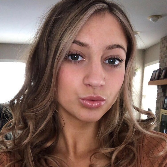 Profile Picture of Gracie Pathmann (@gracepathmann) on Poshmark