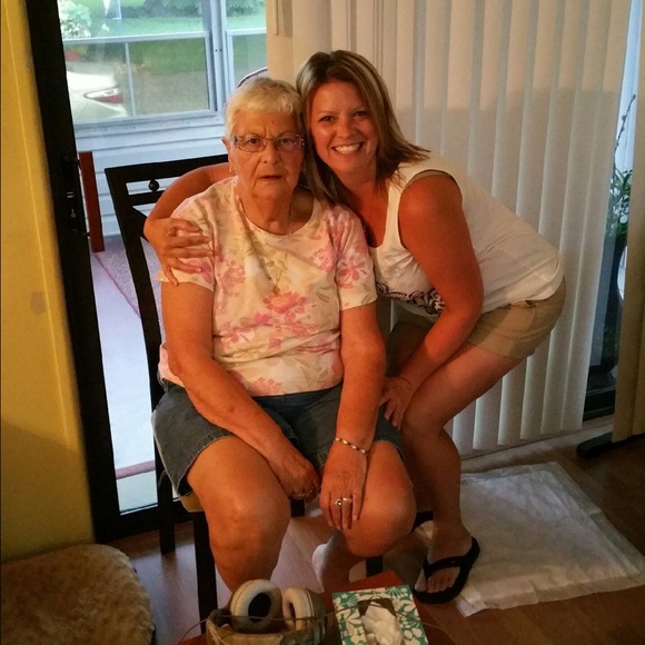 Profile Picture of Lorena Williams (@llwilliams75) on Poshmark