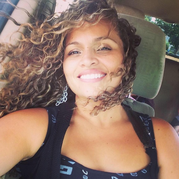 Profile Picture of Vivian Fonseca (@vivianfonseca) on Poshmark