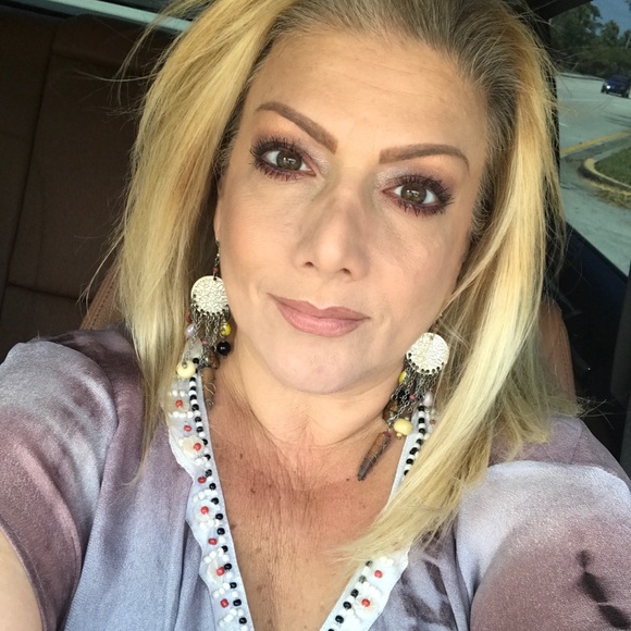 Profile Picture of Lyndsey Sponder (@ljs1013) on Poshmark