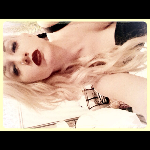 Profile Picture of Carolyn Carballo (@carolynfrances) on Poshmark