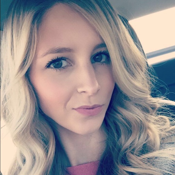 Profile Picture of Caitlin Abolt (@caitlinabolt) on Poshmark