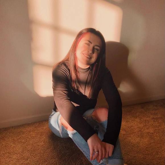 Profile Picture of Delaney Gerten (@delaneygerten) on Poshmark