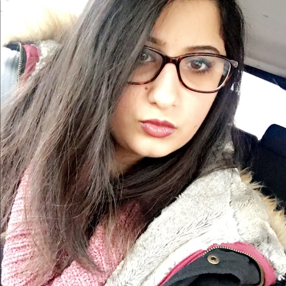 Profile Picture of Razan Alkhateeb (@razanalkhateeb) on Poshmark