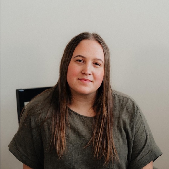 Profile Picture of Abby Hahn (@avhahn121) on Poshmark