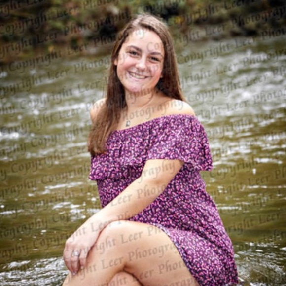 Profile Picture of Abby Wynne (@amwynne01) on Poshmark