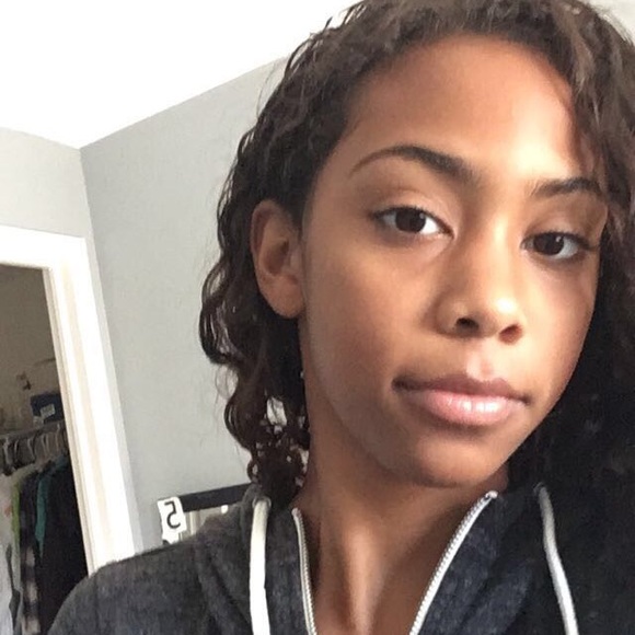 Profile Picture of Ella Orengo (@ella_orengo) on Poshmark