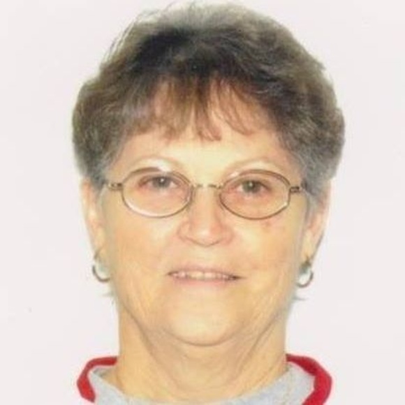 Profile Picture of Elizabeth Gossic (@lizgossic) on Poshmark