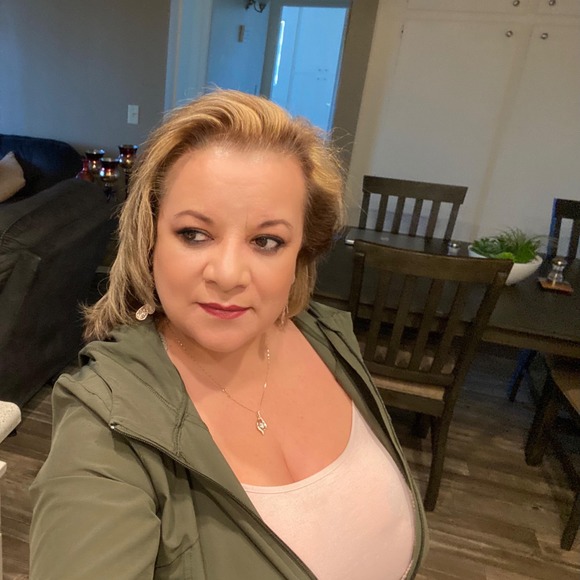 Profile Picture of Maricruz Facundo (@maricruzfacundo) on Poshmark