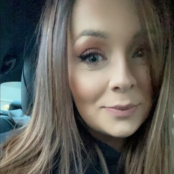 Profile Picture of Mikaela Allord (@mikaelaallord) on Poshmark