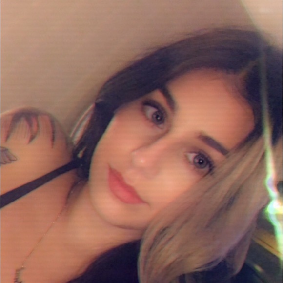 Profile Picture of Toni Cender (@tonicender) on Poshmark