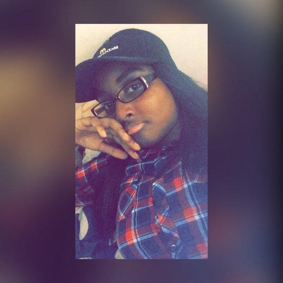 Profile Picture of Rayesha Sydnor (@rayeshaa) on Poshmark