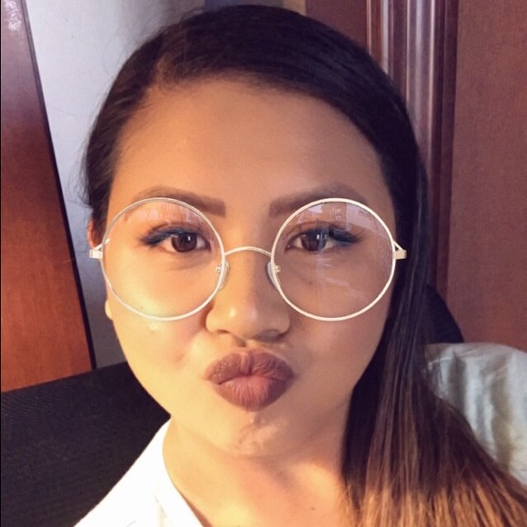 Profile Picture of Lisa Keo (@lkeo12) on Poshmark