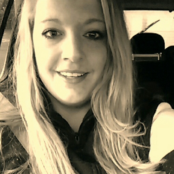 Profile Picture of Jess Helminiak (@jessica_helmi) on Poshmark