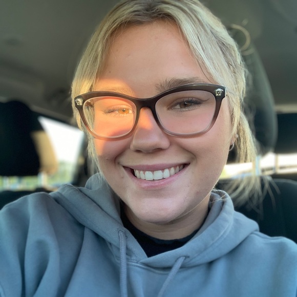 Profile Picture of Cari Bouwman (@caribouwman) on Poshmark