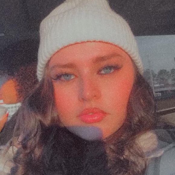 Profile Picture of Rosabelle Fowler (@rose429) on Poshmark