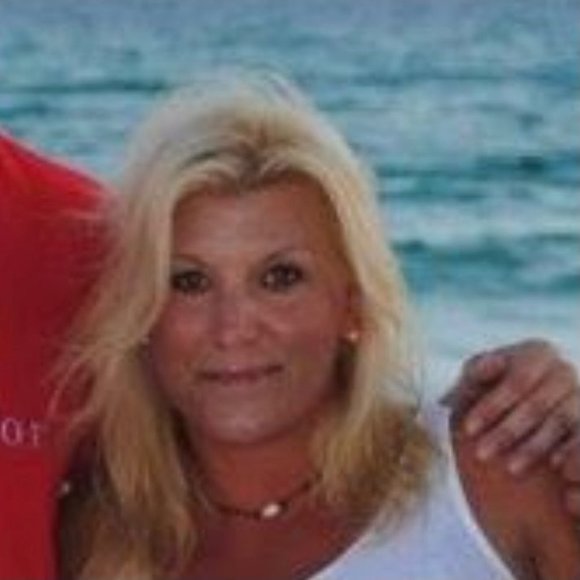 Profile Picture of Deanna Peters glenn (@deannapeters202) on Poshmark