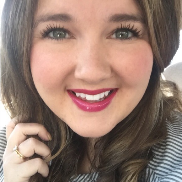 Profile Picture of Lucy Perry (@lucy_perry) on Poshmark