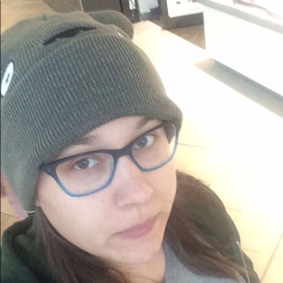 Profile Picture of Amber Linder (@kowinj) on Poshmark