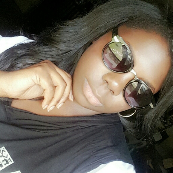 Profile Picture of Tauvia Strappy (@alexandria516) on Poshmark