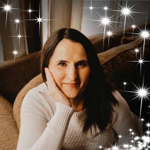 Profile Picture of Nicole Dahlen (@ndahlenrfx) on Poshmark