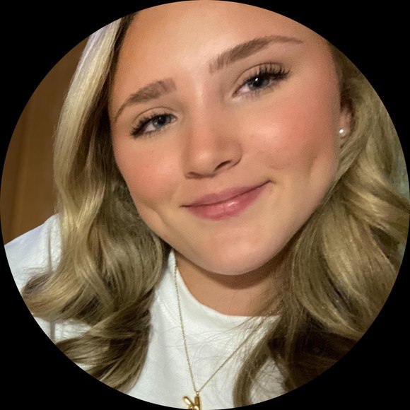 Profile Picture of Kayla Avery (@klavery05) on Poshmark