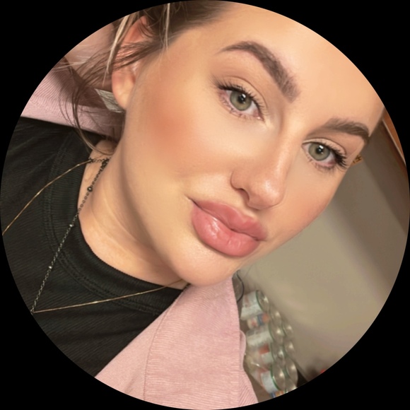 Profile Picture of Gabrielle Bilskey (@gbilskey) on Poshmark