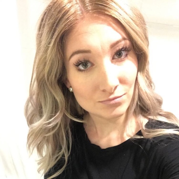 Profile Picture of Candice Conway (@candiceconway) on Poshmark