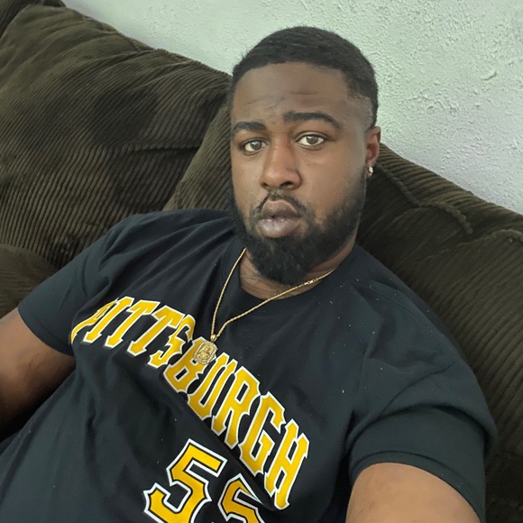 Profile Picture of Matthew Hooper (@hooper42) on Poshmark