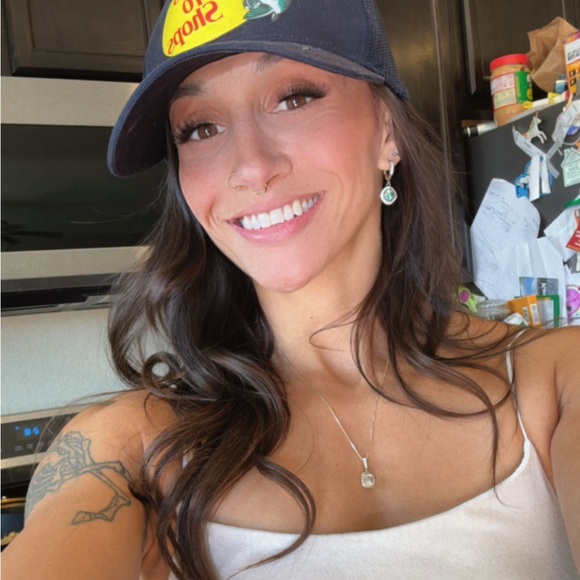 Florence Laureles - Poshmark Profile Picture of Florence Laureles (@flo_bot555) on Poshmark