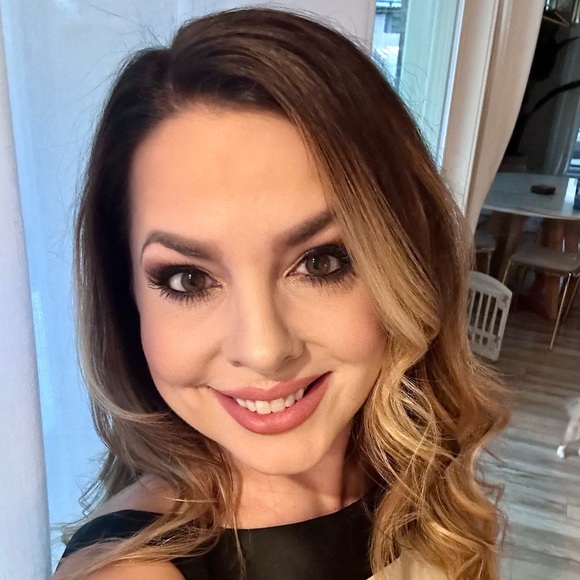 Profile Picture of Renee Andreae (@reneeandreae) on Poshmark