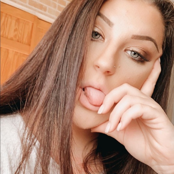 Profile Picture of Taylor Tardino (@taylortardino) on Poshmark