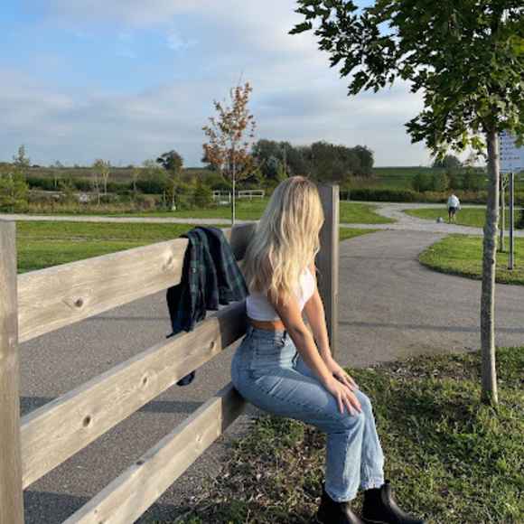 Profile Picture of Taylor Maddison (@tayylormaddison) on Poshmark