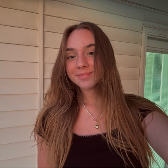 Profile Picture of Hailey Tyler (@ellisshop) on Poshmark