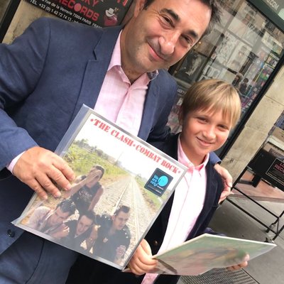 Profile Picture of VinylCountdownPodcast (@Vinylcountdow10) on Twitter