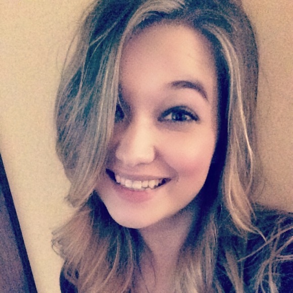 Profile Picture of Kelley Bygren (@kelleybygren) on Poshmark